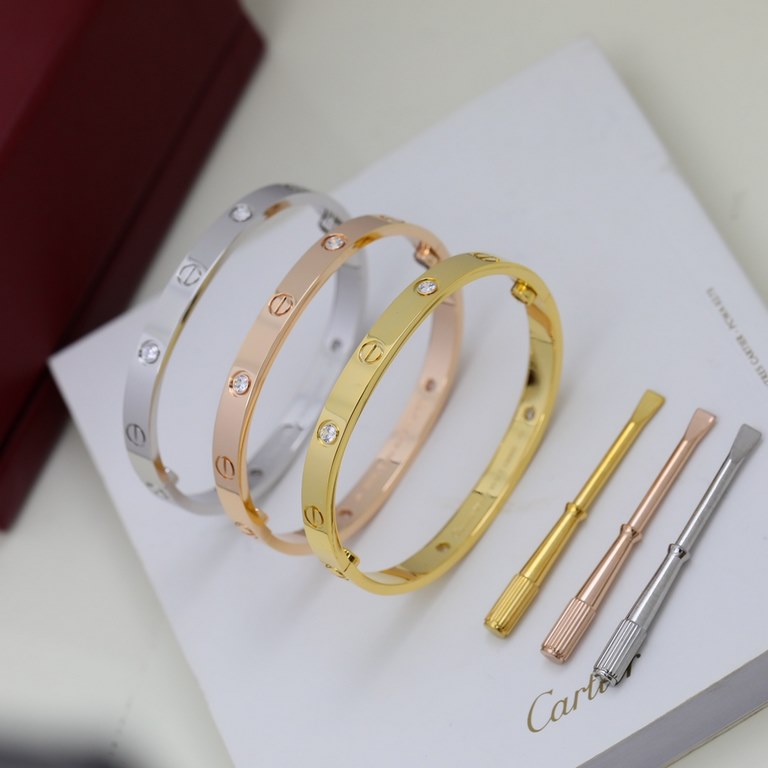 CNC version of the wide version of the four diamonds Cartier classic 4 diamonds love bracelet, many years of word of mouth models. Electroplated 18K gold thick gold does not fade Original CNC machine cutting process! Spe