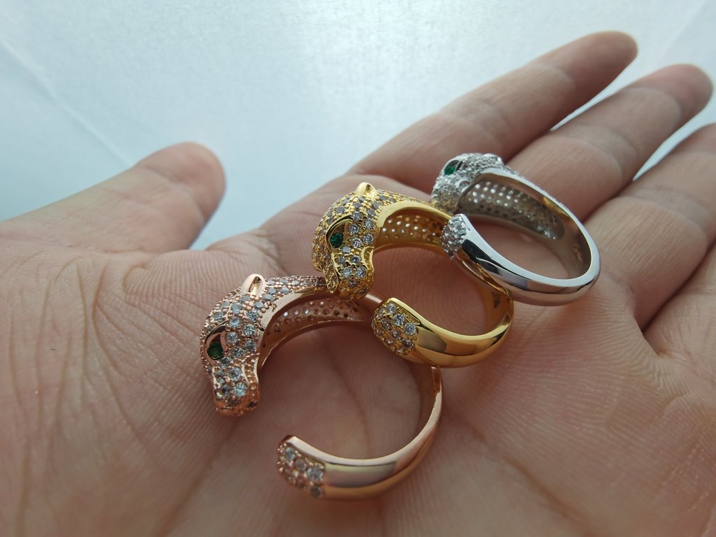 Leopard ring Cartier official [shhh][shhh] Leopard ring   Leopard head ring yo, personalized open design   Full handmade magnifying glass Micro-set with super sparkling AAAA diamonds, emerald embellishment imported from 