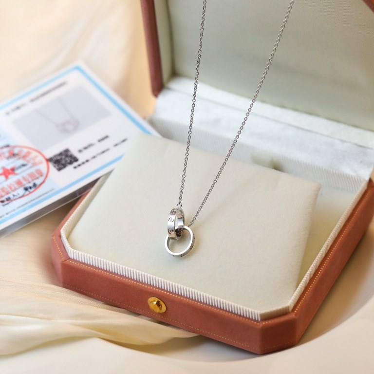 Diamond-Free Double Ring Necklace in 925 SilverThe classic Cartier Love thousand hammers immortalizedSimple atmospheric screw cap design, the entire series is suitable for unisex, this thin men with not too short and not