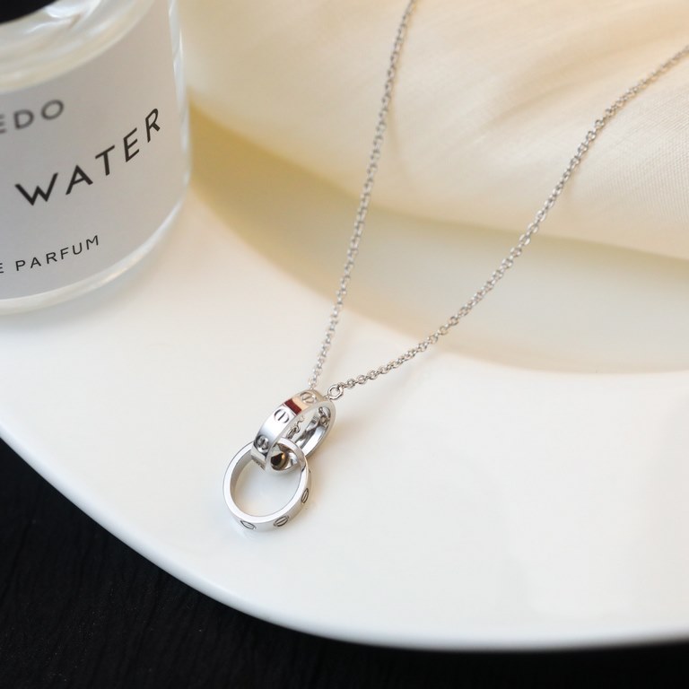 Diamond-Free Double Ring Necklace in 925 SilverThe classic Cartier Love thousand hammers immortalizedSimple atmospheric screw cap design, the entire series is suitable for unisex, this thin men with not too short and not