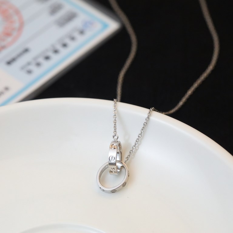 Diamond-Free Double Ring Necklace in 925 SilverThe classic Cartier Love thousand hammers immortalizedSimple atmospheric screw cap design, the entire series is suitable for unisex, this thin men with not too short and not