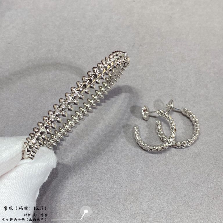 V gold plated 1.0 imitation gold (narrow version of the size 16.17) Cartier couples models CNC narrow version of the bullet bracelet, the most popular one    Both sides of the small willow nails can be free to shake, a v