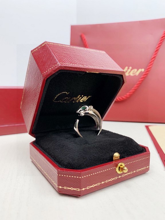 One of the symbols of the Cartier brand Latest Fire Cartier Leopard Polished Emerald Gemstone RingCartier classic masterpiece, enduringLegendary classic, always popularNo need to say more Original Customized 925 Sterling