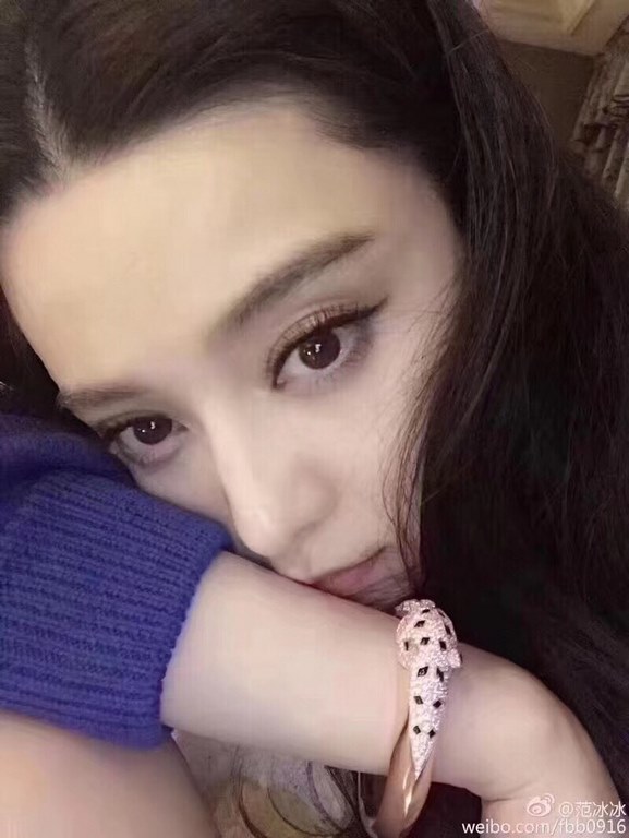 Fan Bingbing   Fan   Bully Same Explosive Bracelet.Panthère de Cartier leopard bracelet in 18k yellow gold with 360! round brilliant diamonds. Emeralds, onyx. The cheetah - as Cartier's iconic animal figure - first appea