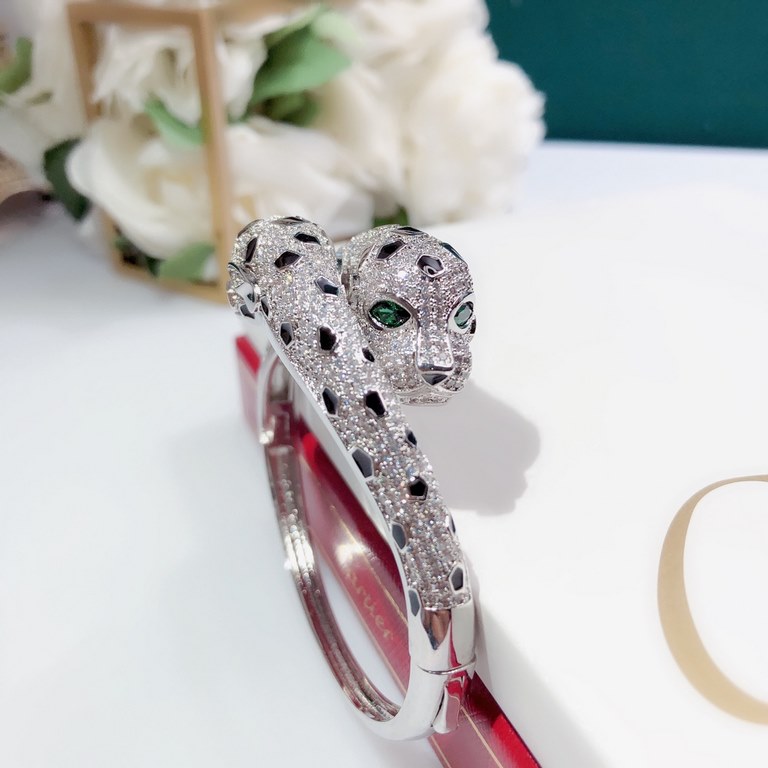 Dominant Double Leopard Head Full Diamond Explosion Bangle  Panthère de Cartier Floral Leopard Bracelet in 18K White Gold    Round Brilliant Cut Diamonds. Emerald, the cheetah - as Cartier's iconic animal figure - first 