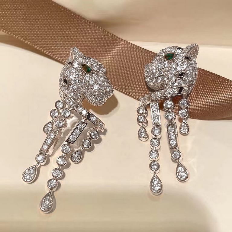 sold crazy star hot    Cartier Cartier Series Jewelry sexy three-dimensional SOLEIL fashion full of diamonds spotted panther tassel emerald stud earrings shipped   stars with the same paragraph, beautiful and beautiful e