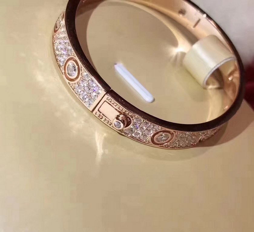 Cartier   full full diamonds    bracelet   simulation of the card family bracelet series of high-end 925 sterling silver micro inlaid   super flash and super awesome   Heavy industry, do not fall off the color, a clear l