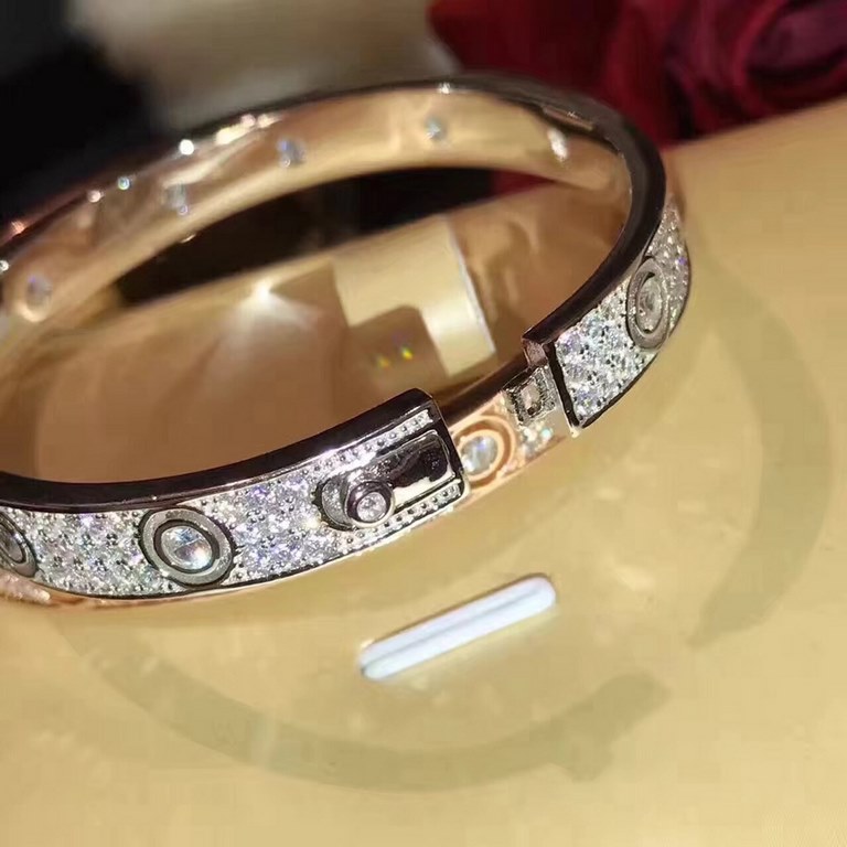 Cartier   full full diamonds    bracelet   simulation of the card family bracelet series of high-end 925 sterling silver micro inlaid   super flash and super awesome   Heavy industry, do not fall off the color, a clear l