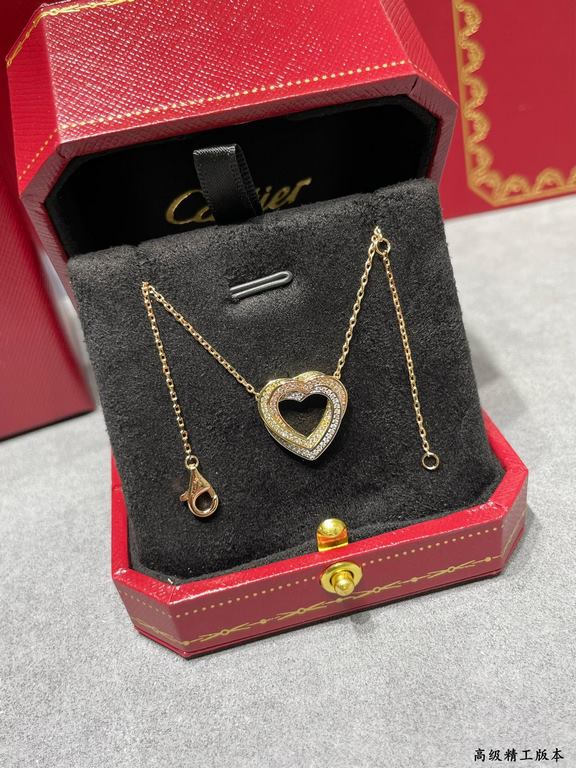 V gold material Split-color plating Cartier three-color heart full of diamonds necklace, another classic, perfect interpretation of symmetrical aesthetics Elegant and generous. Wearing comfort is high It is also not easy