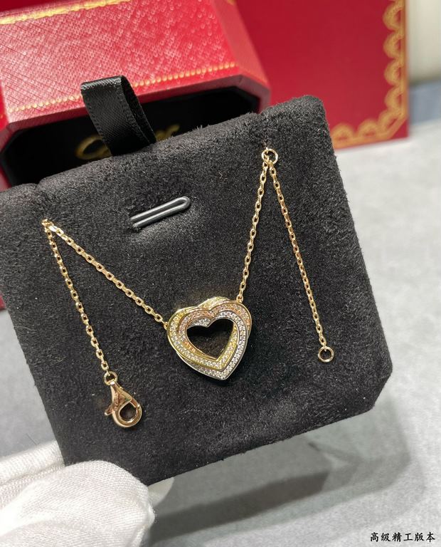 V gold material Split-color plating Cartier three-color heart full of diamonds necklace, another classic, perfect interpretation of symmetrical aesthetics Elegant and generous. Wearing comfort is high It is also not easy