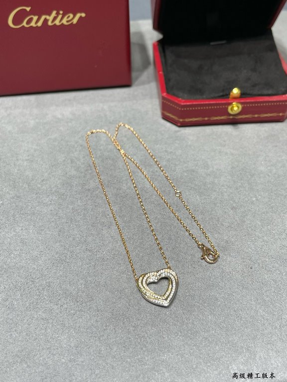 V gold material Split-color plating Cartier three-color heart full of diamonds necklace, another classic, perfect interpretation of symmetrical aesthetics Elegant and generous. Wearing comfort is high It is also not easy