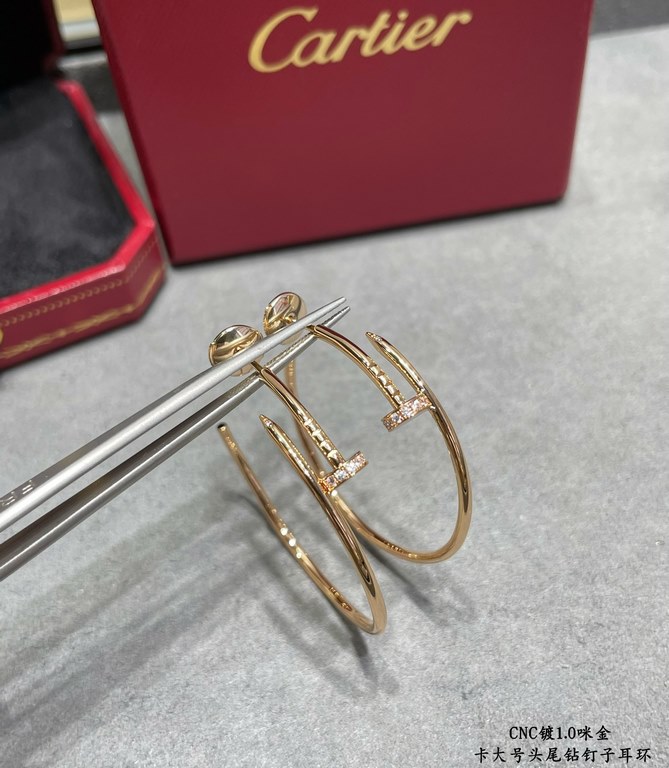 V gold material Cartier CNC large head and tail diamond stud earrings, according to the 18K real gold goods to create micro-setting technology typing. Foreign orders to see the details of the workmanship is very well rec