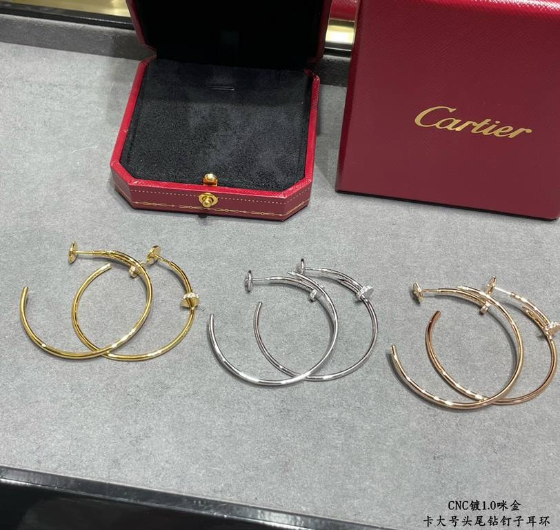 V gold material Cartier CNC large head and tail diamond stud earrings, according to the 18K real gold goods to create micro-setting technology typing. Foreign orders to see the details of the workmanship is very well rec