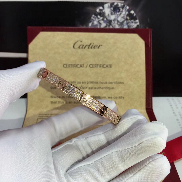 I've met countless people, but I've only fallen for one. I've got a little bit of a crush on her. One in a million. Don't say it now, don't wait. Don't hesitate, go confess. Cartier Cartier Bracelet Screws #Three rows of