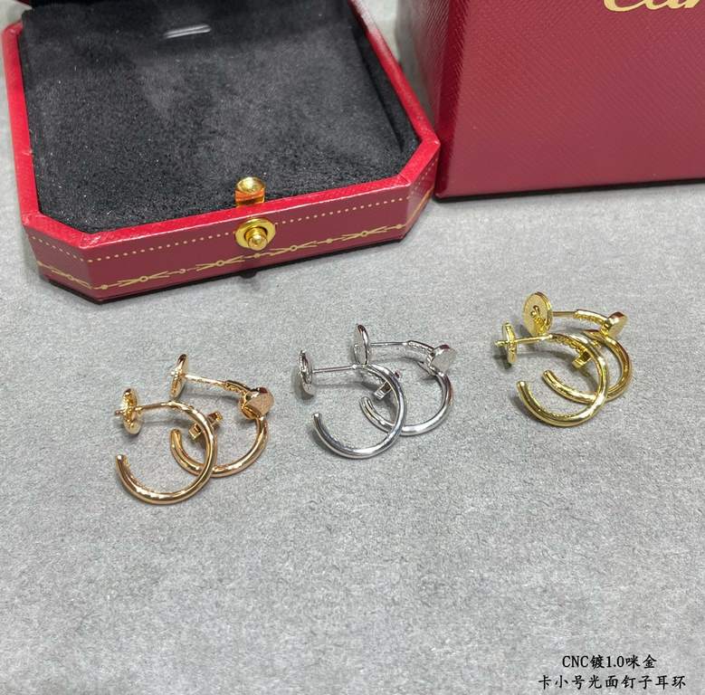 V gold material Cartier CNC small glossy stud earrings, according to the 18K real gold goods to create micro-setting technology typing.