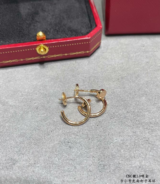 V gold material Cartier CNC small glossy stud earrings, according to the 18K real gold goods to create micro-setting technology typing.