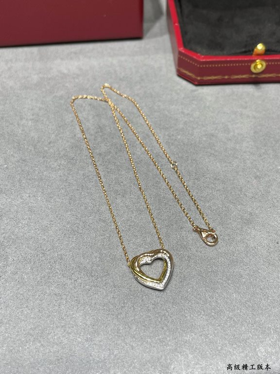 V gold material Split-color plating Cartier three-color love between diamond necklace, another classic, perfect interpretation of symmetrical aesthetics Elegant and generous. Wear comfort is high It is not easy to hook t