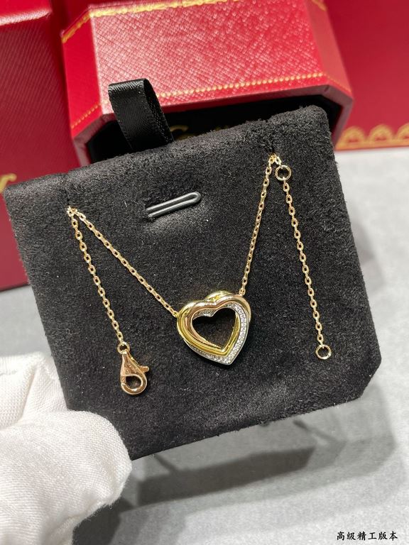 V gold material Split-color plating Cartier three-color love between diamond necklace, another classic, perfect interpretation of symmetrical aesthetics Elegant and generous. Wear comfort is high It is not easy to hook t