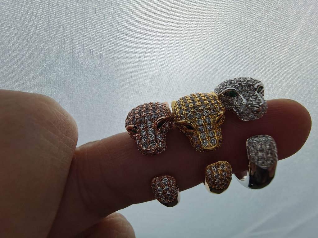 Leopard ring Cartier official [shhh][shhh] Leopard ring   Leopard head ring yo, personalized open design   Full handmade magnifying glass Micro-set with super sparkling AAAA diamonds, emerald embellishment imported from 