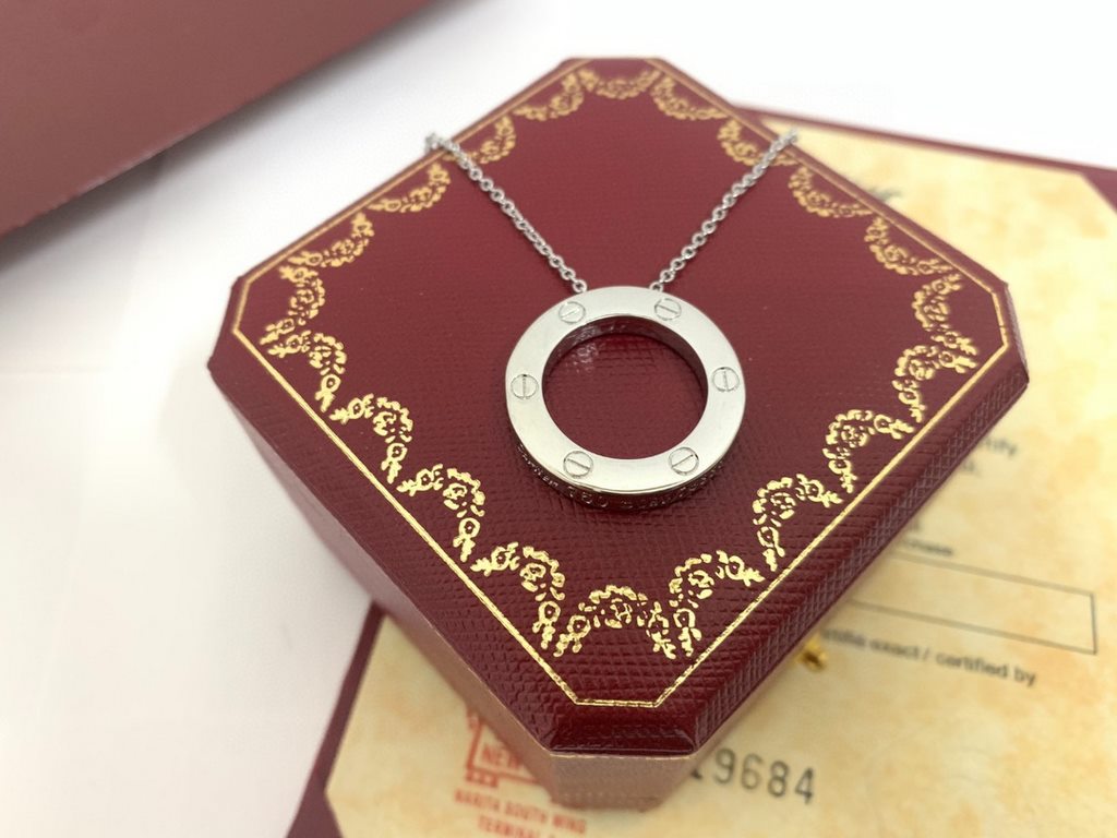 Cartier diamond-free big cake necklace, cnc versionLOVE series [color R] big cake necklace  very good with clothes, super atmospheric style [Zan R] never tire of looking at, the more you look at the more love   two sides