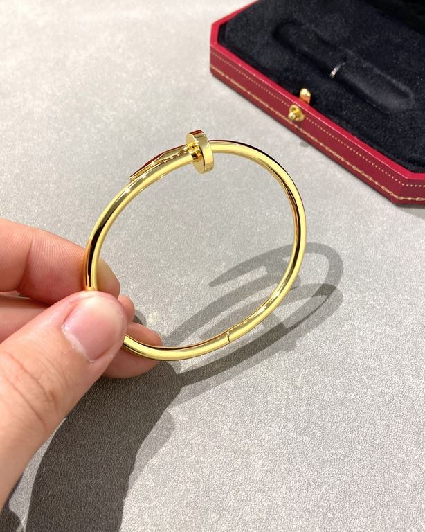 Cartier Juste un Clou studded braceletDiamond-free stud bracelet CNC version in yellow gold.The Cartier Juste un Clou bangle is a classic that needs no introduction Simple, charming and individual.While maintaining the p