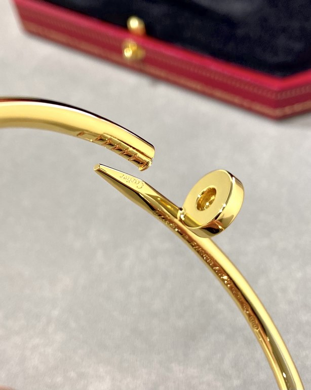 Cartier Juste un Clou studded braceletDiamond-free stud bracelet CNC version in yellow gold.The Cartier Juste un Clou bangle is a classic that needs no introduction Simple, charming and individual.While maintaining the p