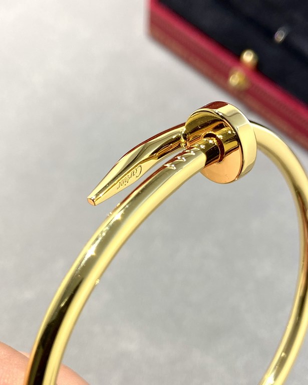 Cartier Juste un Clou studded braceletDiamond-free stud bracelet CNC version in yellow gold.The Cartier Juste un Clou bangle is a classic that needs no introduction Simple, charming and individual.While maintaining the p