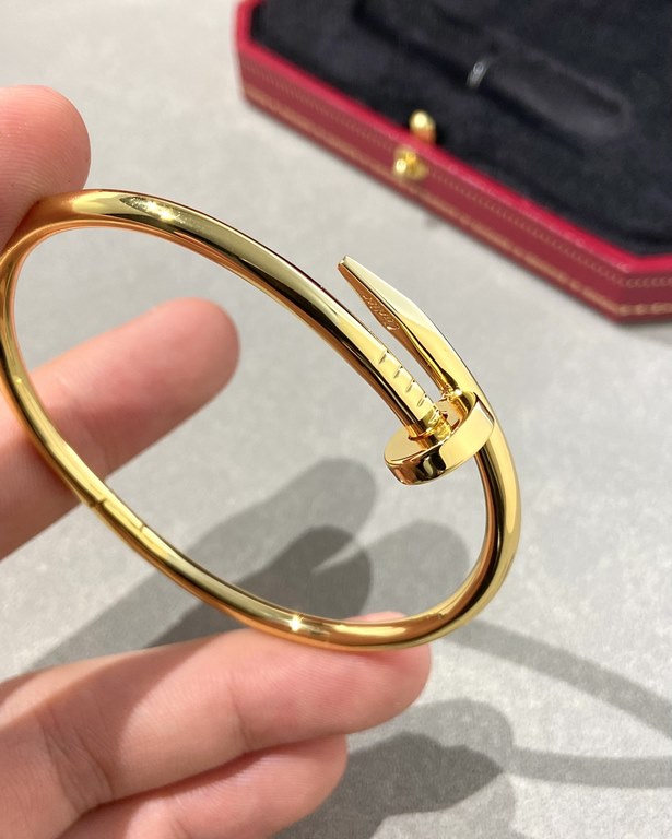 Cartier Juste un Clou studded braceletDiamond-free stud bracelet CNC version in yellow gold.The Cartier Juste un Clou bangle is a classic that needs no introduction Simple, charming and individual.While maintaining the p