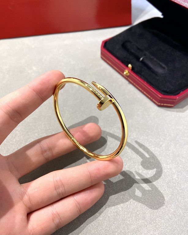 Cartier Juste un Clou studded braceletDiamond-free stud bracelet CNC version in yellow gold.The Cartier Juste un Clou bangle is a classic that needs no introduction Simple, charming and individual.While maintaining the p