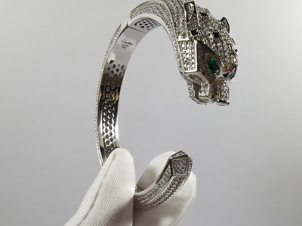 Cartier dominant leopard head full of diamonds burst bracelet.Panthère de Cartier leopard bracelet in 18kt yellow gold! Round brilliant diamonds. Emeralds, onyx. The cheetah - as Cartier's iconic animal figure - first ap