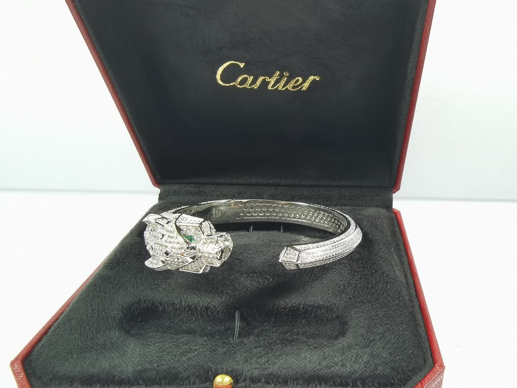 Cartier dominant leopard head full of diamonds burst bracelet.Panthère de Cartier leopard bracelet in 18kt yellow gold! Round brilliant diamonds. Emeralds, onyx. The cheetah - as Cartier's iconic animal figure - first ap