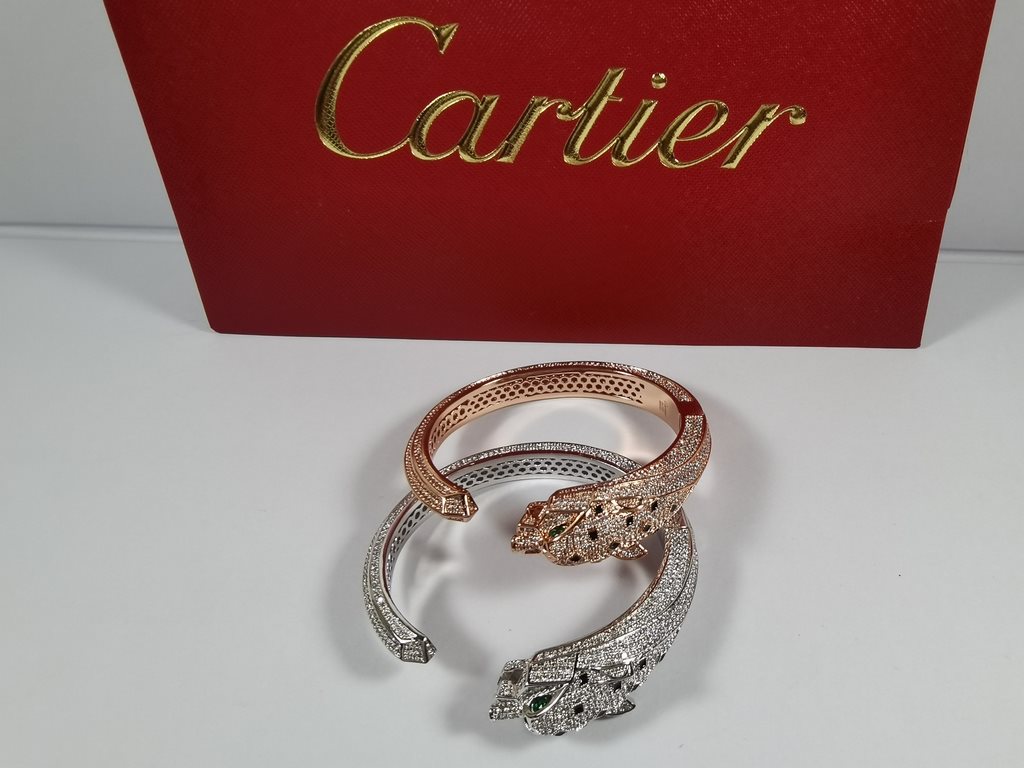 Cartier dominant leopard head full of diamonds burst bracelet.Panthère de Cartier leopard bracelet in 18kt yellow gold! Round brilliant diamonds. Emeralds, onyx. The cheetah - as Cartier's iconic animal figure - first ap