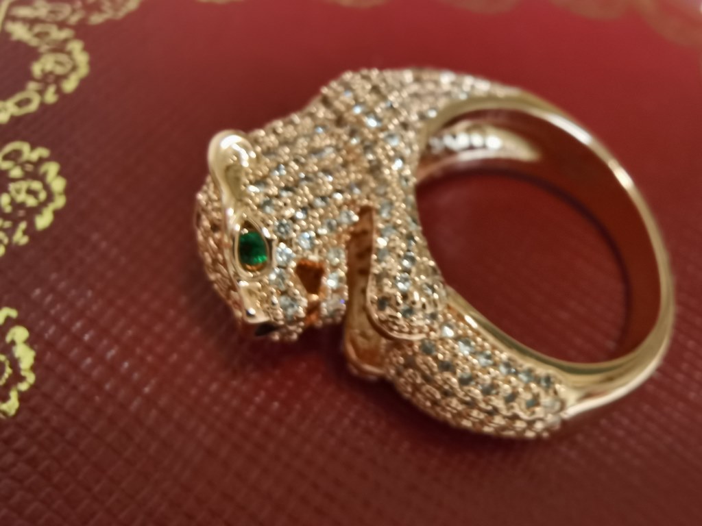 Leopard Ring  Cartier Official   1 Flower Leopard Ring  Leopard Head Ring  Fully handmade magnifying glass Microset with super sparkling AAAA diamonds. Australian imported emerald embellishment, two colors available, ros