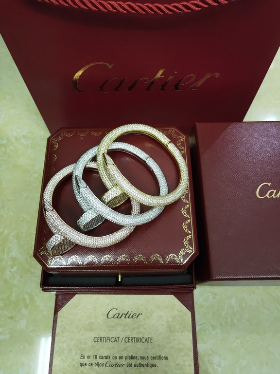 Explosive arrivals     Luxury thick version Cartier Cartier full of diamonds nail bracelet     Luxury Juste un Clou series unique creativity     Bold and modern personality of the large nail design surface full of shiny 