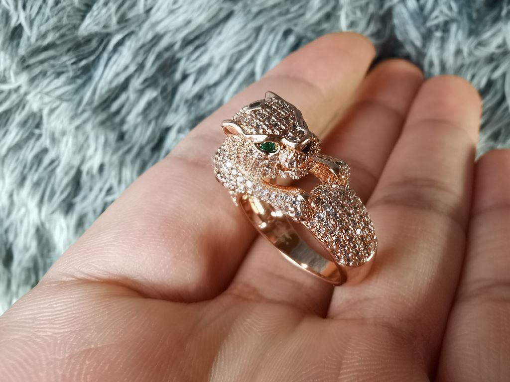 Leopard Ring  Cartier Official   1 Flower Leopard Ring  Leopard Head Ring  Fully handmade magnifying glass Microset with super sparkling AAAA diamonds. Australian imported emerald embellishment, two colors available, ros