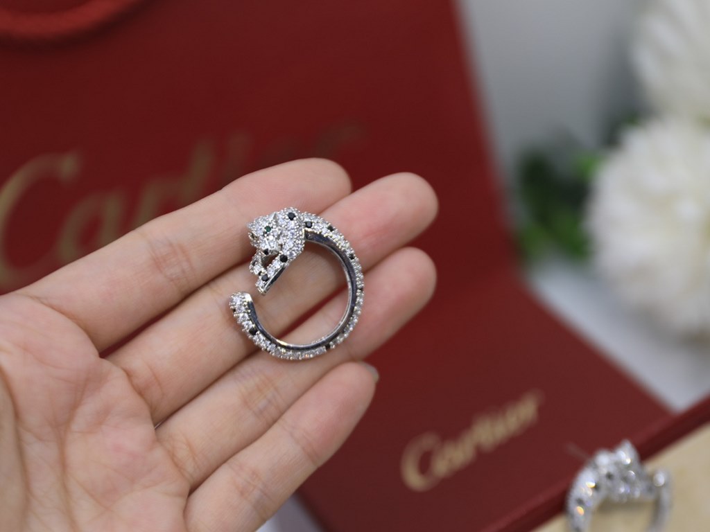 sold crazy star hot push models   Cartier Cartier jewelry sexy three-dimensional SOLEIL fashion full of diamonds spotted leopard ring crystal diamond stud earrings shipment   Song Xi the same paragraph, the beauty of the