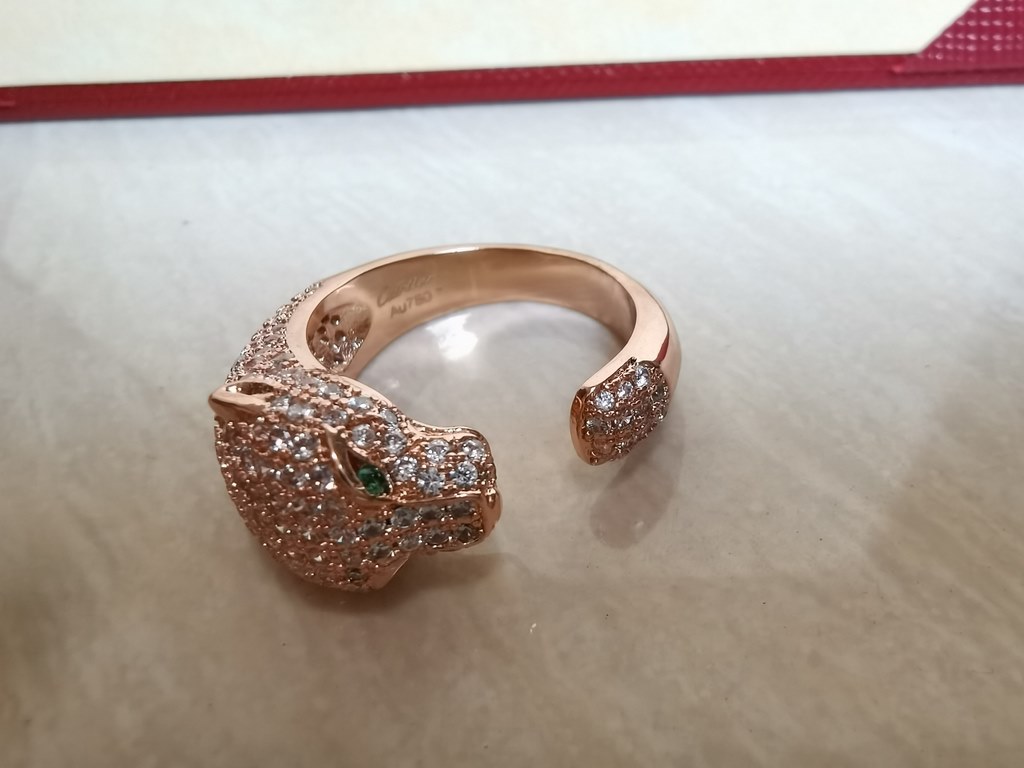 Leopard ring Cartier official [shhh][shhh] Leopard ring   Leopard head ring yo, personalized open design   Full handmade magnifying glass Micro-set with super sparkling AAAA diamonds, emerald embellishment imported from 