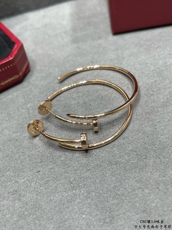 V gold material Cartier CNC large glossy stud earrings , according to the 18K real gold goods to build micro-setting technology typing. Foreign orders to see the details of the workmanship is very well received Exclusive