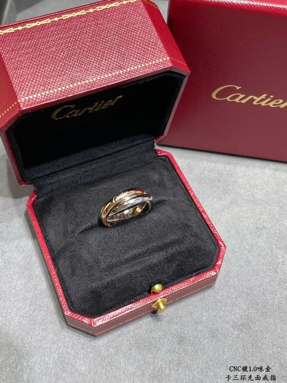 V gold material Cartier three rings without diamonds   Size 678. manpower a   ring embracing inlay Perfect interpretation of symmetrical aesthetics Elegant and generous. Ring butt Smooth ring arm Wear comfortably without