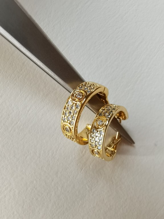 Seiko version, open your big eyes   Self-acquired K gold typing for three months   Cartier new version of the original single    full star ear buckle earrings. Eight hearts and eight arrows high elastic diamond. The most