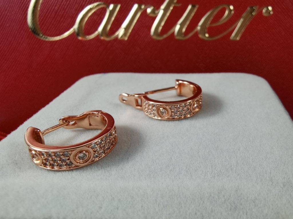 Seiko version, open your big eyes   Self-acquired K gold typing for three months   Cartier new version of the original single    full star ear buckle earrings. Eight hearts and eight arrows high elastic diamond. The most