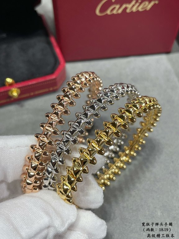 V gold plated 1.0 imitation gold (wide version of the code 18.19) Cartier couple models CNC wide version of the bullet bracelet, the most popular one    The two sides of the small willow nails can be free to shake, a ver