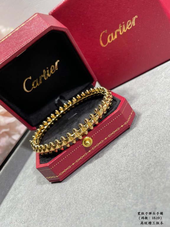 V gold plated 1.0 imitation gold (wide version of the code 18.19) Cartier couple models CNC wide version of the bullet bracelet, the most popular one    The two sides of the small willow nails can be free to shake, a ver