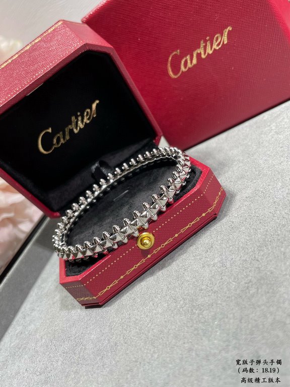 V gold plated 1.0 imitation gold (wide version of the code 18.19) Cartier couple models CNC wide version of the bullet bracelet, the most popular one    The two sides of the small willow nails can be free to shake, a ver