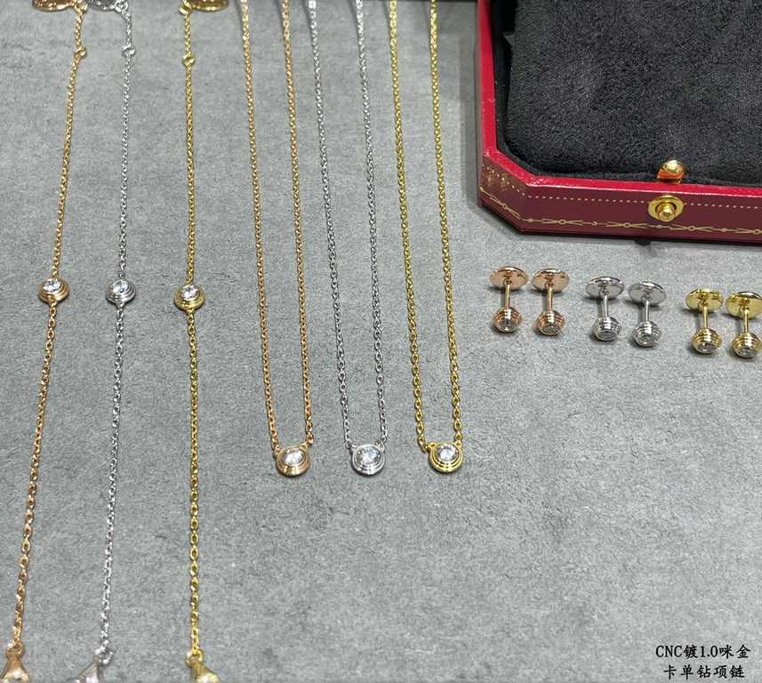 V gold plated 1.0 imitation gold Cartier solitaire necklace. Classic production Small jewelry can bring out the atmosphere and freshness Add the original small hangtag not the market ordinary version