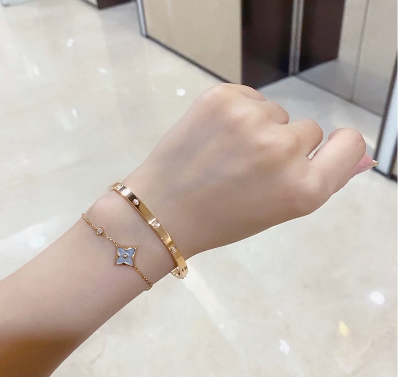 V gold plated 1.0 imitation gold, CNC high definition Cartier narrow version of the ten diamonds LOVE bracelet, size 16.17.18   High-level craftsmanship Nail bit polished treatment Screwdriver opening design  90 degrees 