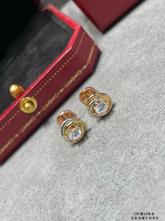 V gold material color separation plating Cartier three rings round diamond earrings, another classic, perfect interpretation of symmetrical aesthetics Elegant and generous. Wear comfort is high It is not easy to hook to 