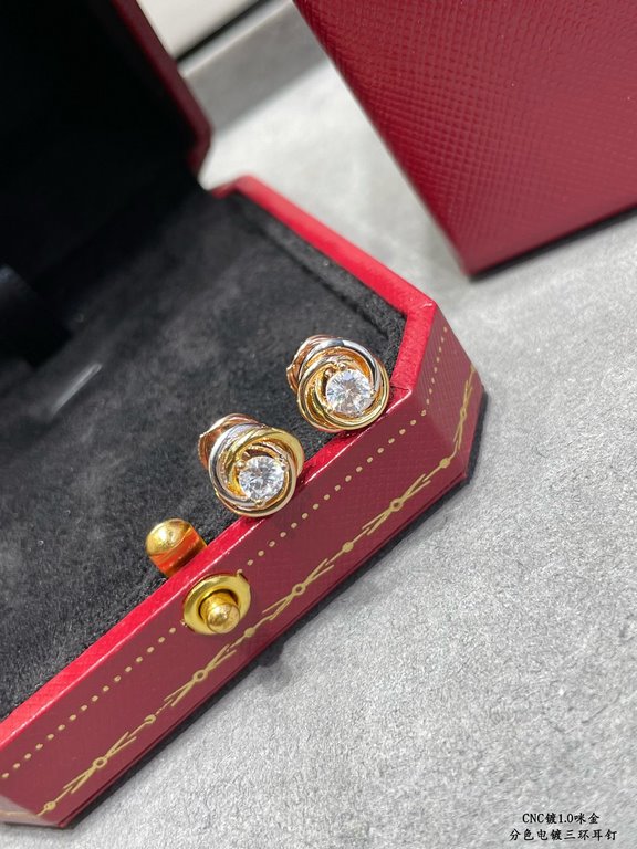 V gold material color separation plating Cartier three rings round diamond earrings, another classic, perfect interpretation of symmetrical aesthetics Elegant and generous. Wear comfort is high It is not easy to hook to 