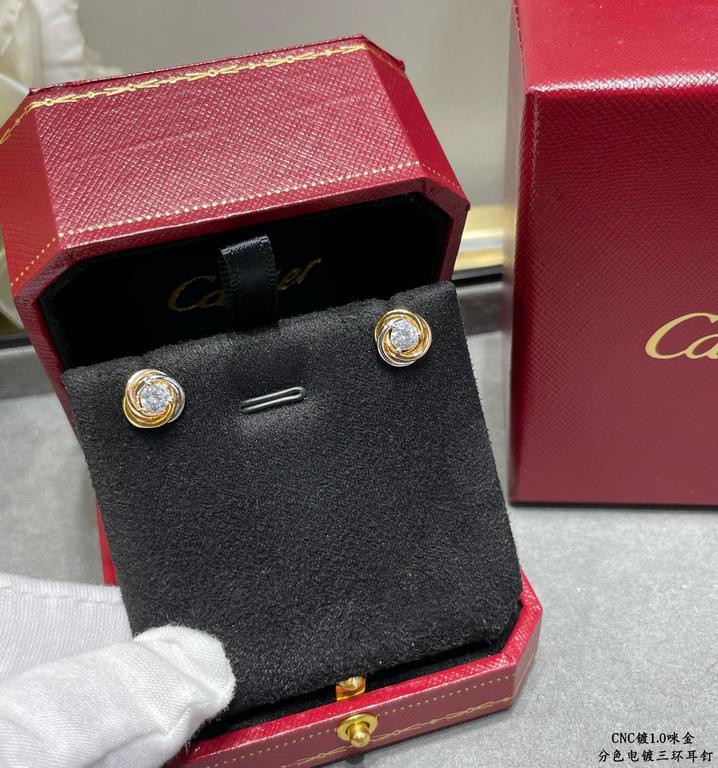 V gold material color separation plating Cartier three rings round diamond earrings, another classic, perfect interpretation of symmetrical aesthetics Elegant and generous. Wear comfort is high It is not easy to hook to 