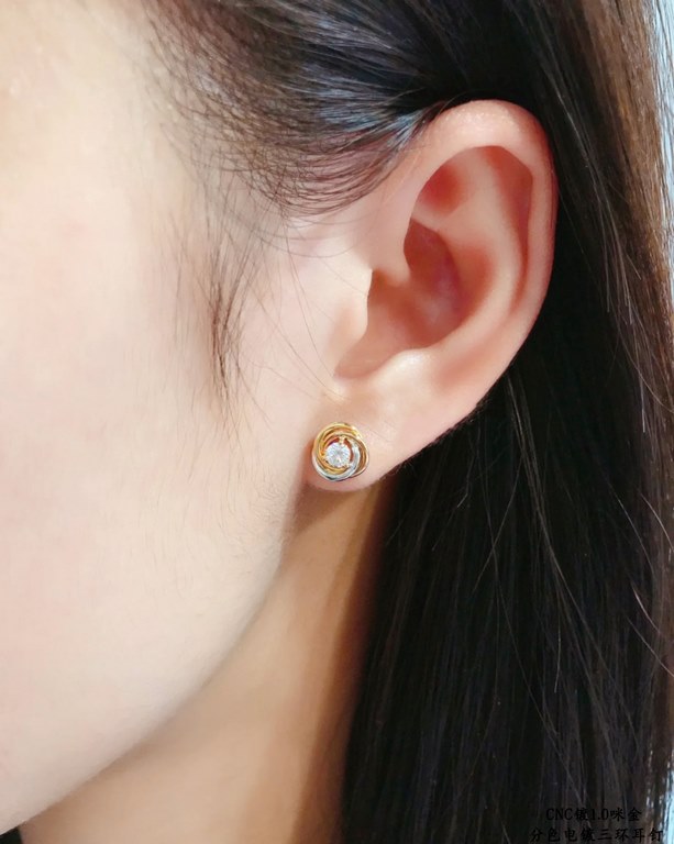 V gold material color separation plating Cartier three rings round diamond earrings, another classic, perfect interpretation of symmetrical aesthetics Elegant and generous. Wear comfort is high It is not easy to hook to 